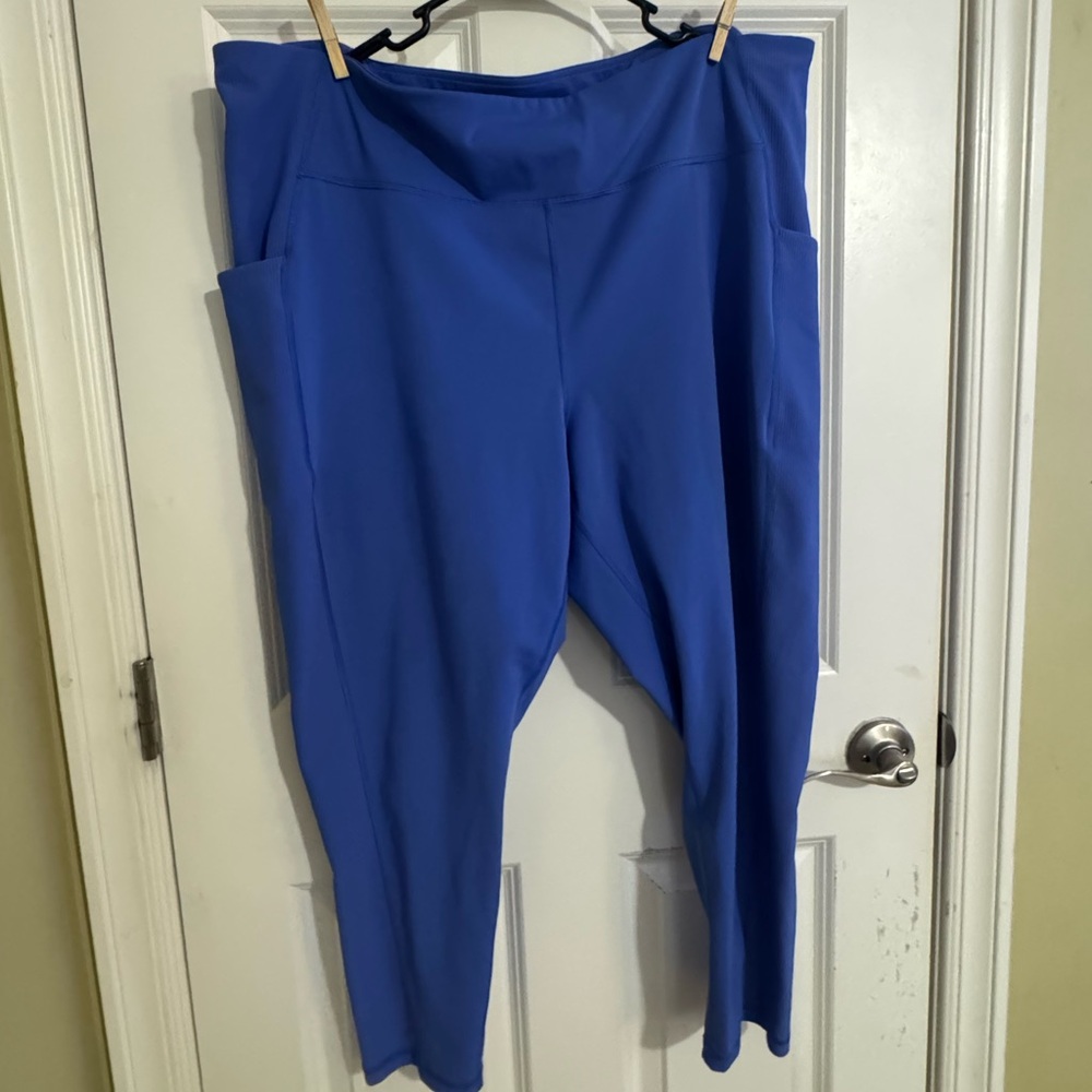 Tek Gear Women's Cropped Pants in Vibrant Blue